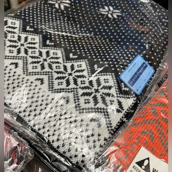 Simplicity Wide Knit Scarf Long Winter Wrap Reversible Unisex Black & Wh… - Picture 6 of 8